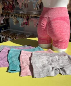 Short dama levanta cola